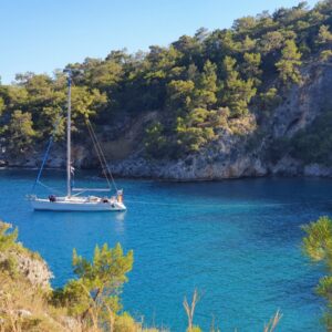 Velero fondeado en una cala de aguas turquesas en la bahía de Fethiye, Turquía
