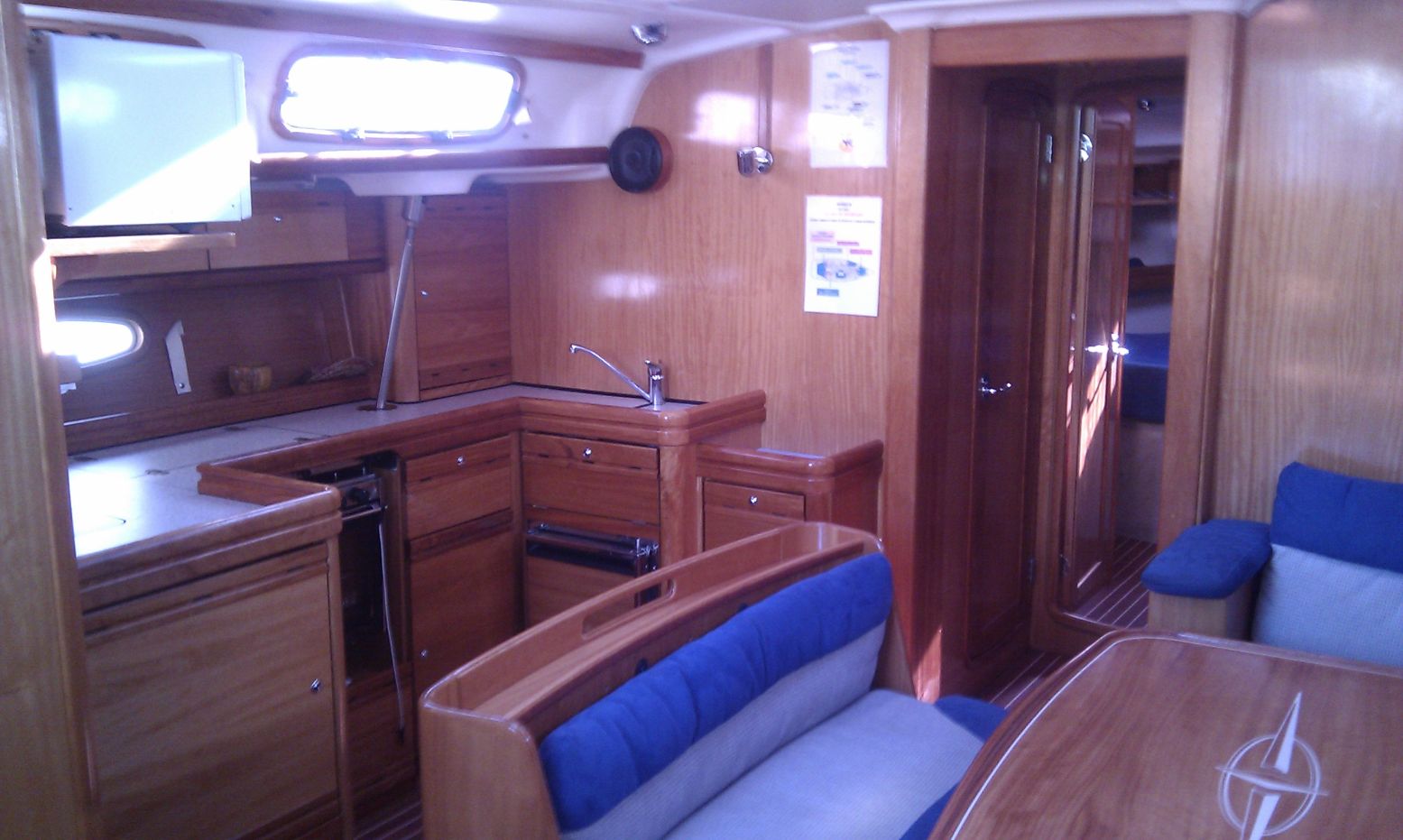 Cocina del velero Bavaria 46 - Viaje en velero a Menorca 