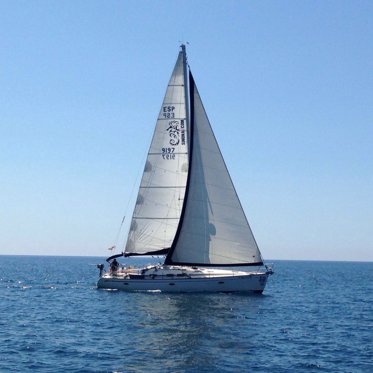Velero Bavaria 46 con 4 camarotes dobles y 2 baños - viaje en velero a Menorca por plazas 